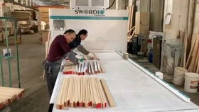 木業(yè)大亨 經(jīng)營(yíng)木業(yè)工廠制造精品木制家具,成為這座城市的木業(yè)大亨